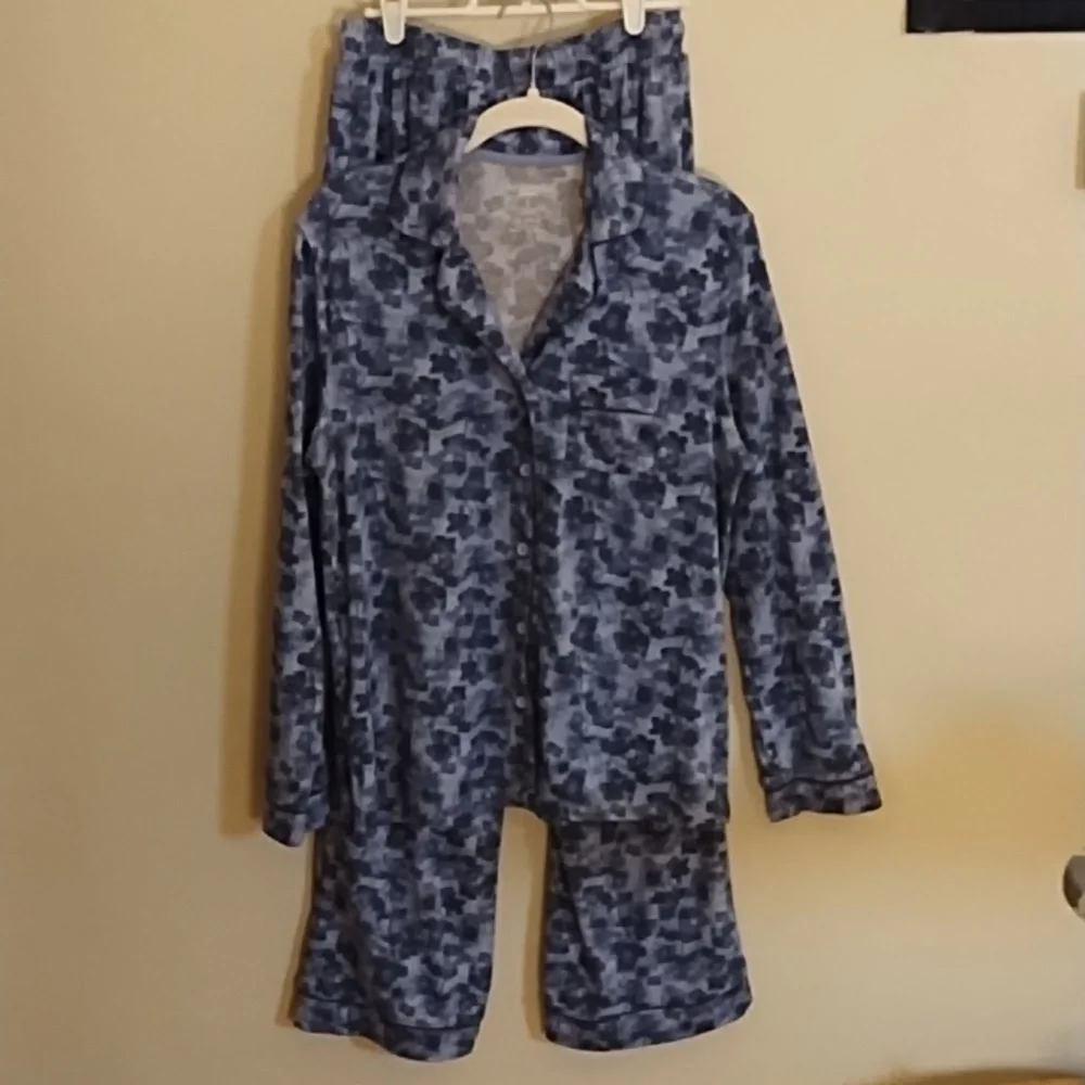 AMBRIELLE 2-PIECE WOMEN'S PAJAMAS, VERY SOFT, BLUE FLORAL PRINT. NWOT